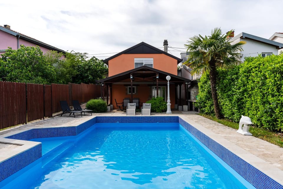 Property building, Day, Garden, Garden view, Pool view, Swimming pool, sunbed