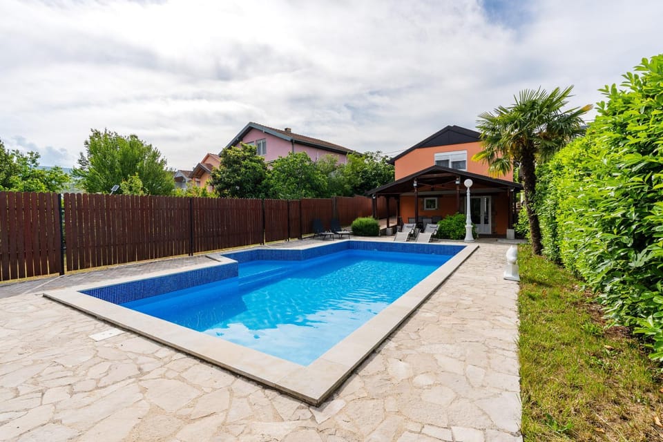 Property building, Garden, Garden view, Pool view, Swimming pool, sunbed