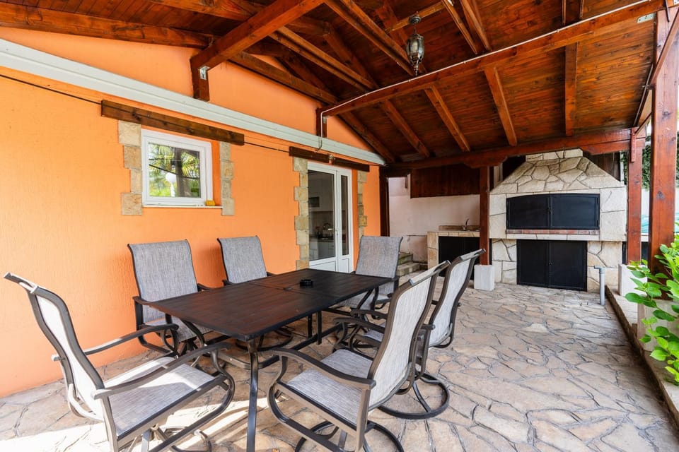 Patio, BBQ facilities, Seating area, Dining area