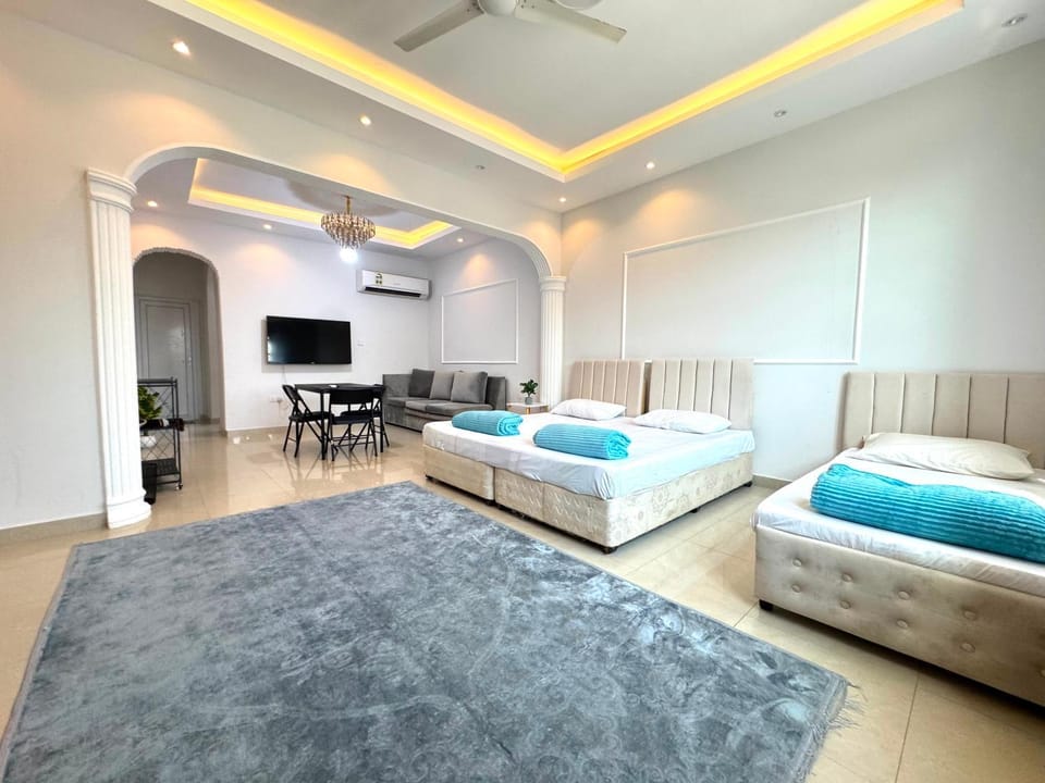 Toilet, Bed, TV and multimedia, Coffee/tea facilities, Photo of the whole room, Seating area, Bedroom, hair dryier, internet, minibar, toaster, towels, air conditioner