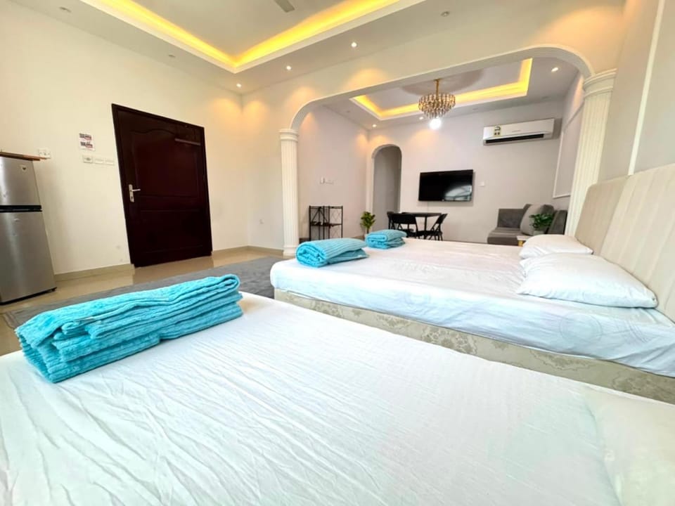Bed, TV and multimedia, Coffee/tea facilities, Living room, Photo of the whole room, Seating area, hair dryier, internet, minibar, toaster, towels, air conditioner