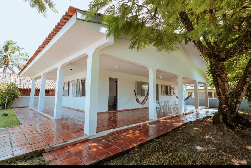 Casa inteira com churrasqueira a 1 quadra da praia para até 14 pessoas House in State of Santa Catarina