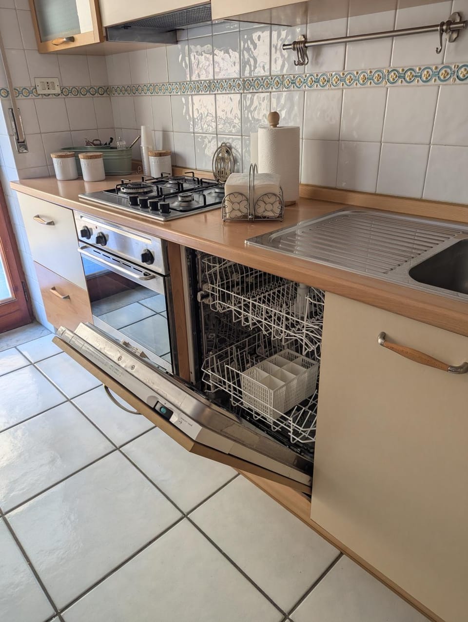 Kitchen or kitchenette, dishwasher