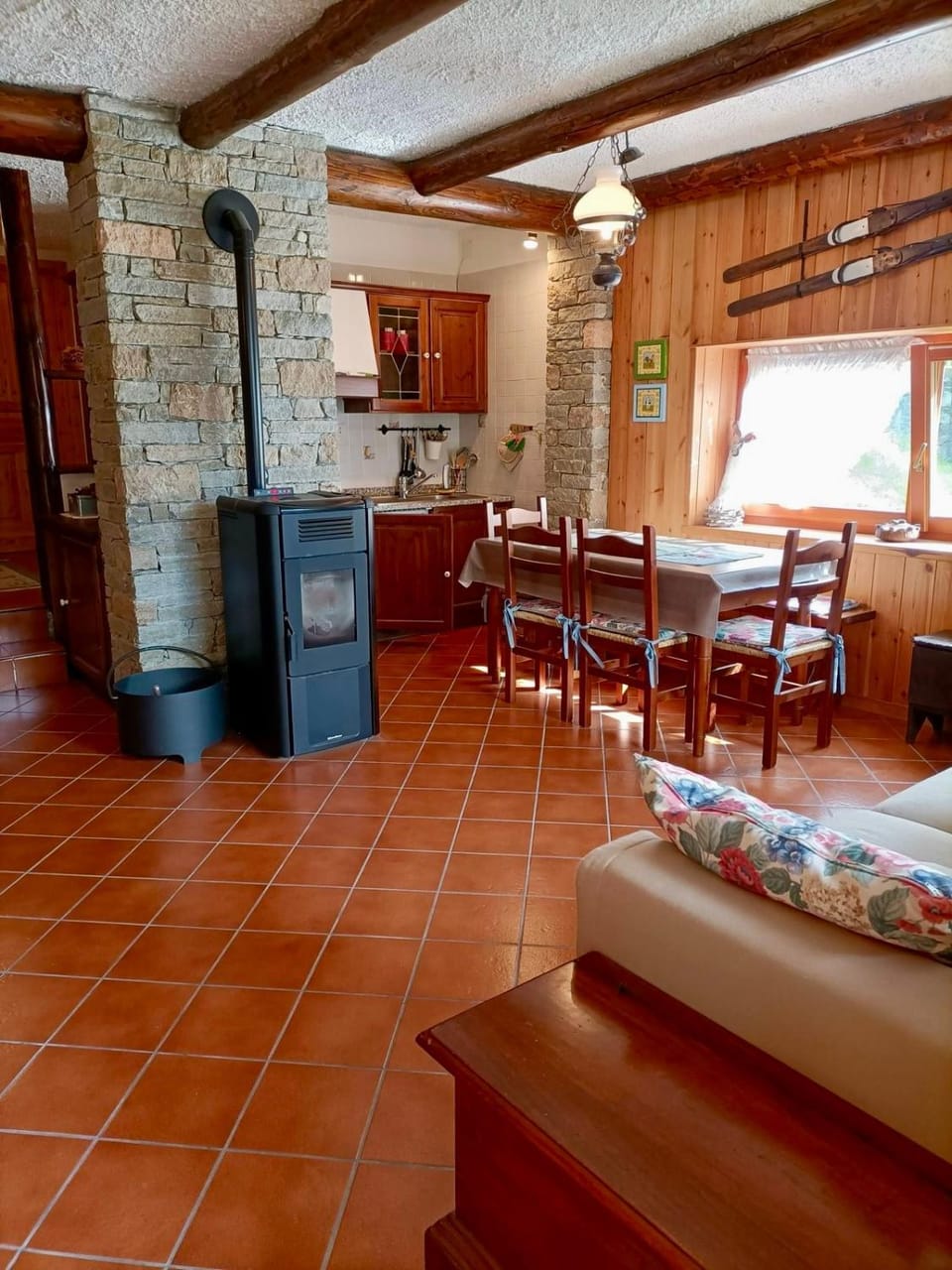 Kitchen or kitchenette, Seating area, Dining area