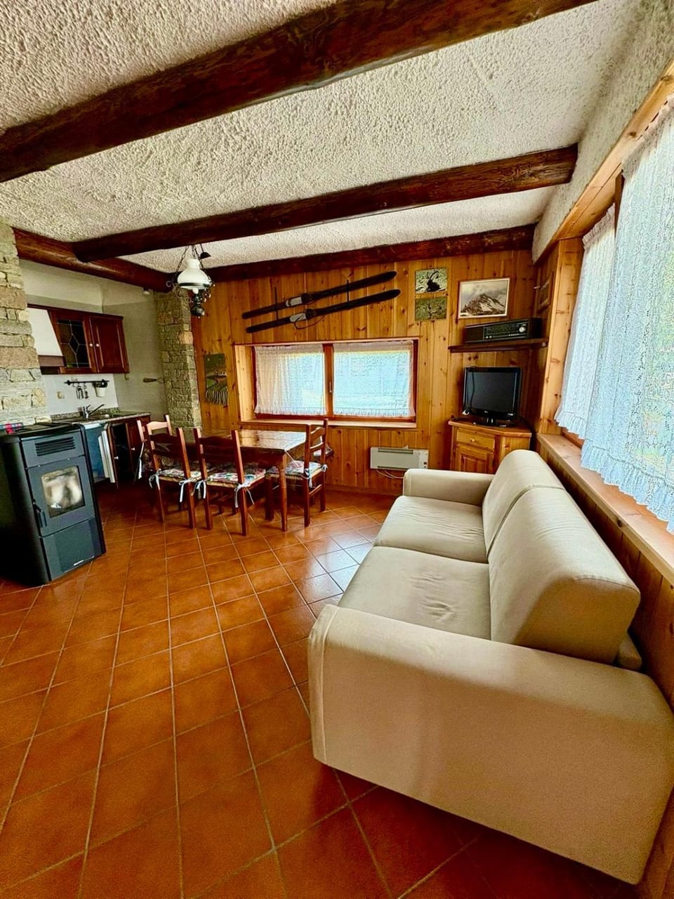Kitchen or kitchenette, Seating area, Dining area