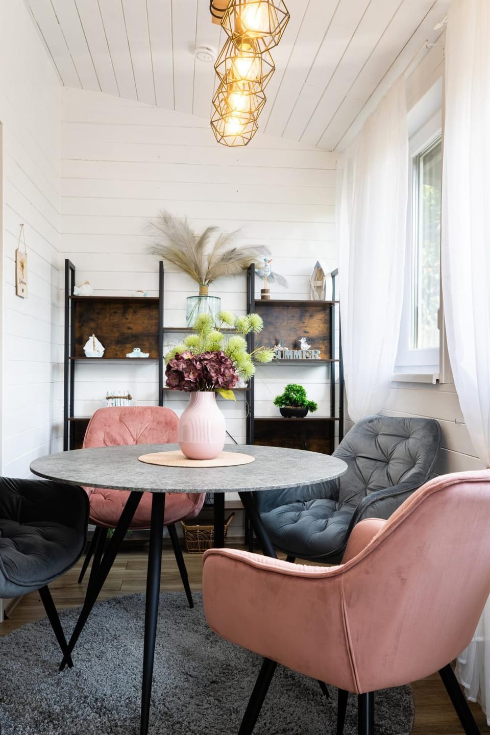 Seating area, Dining area