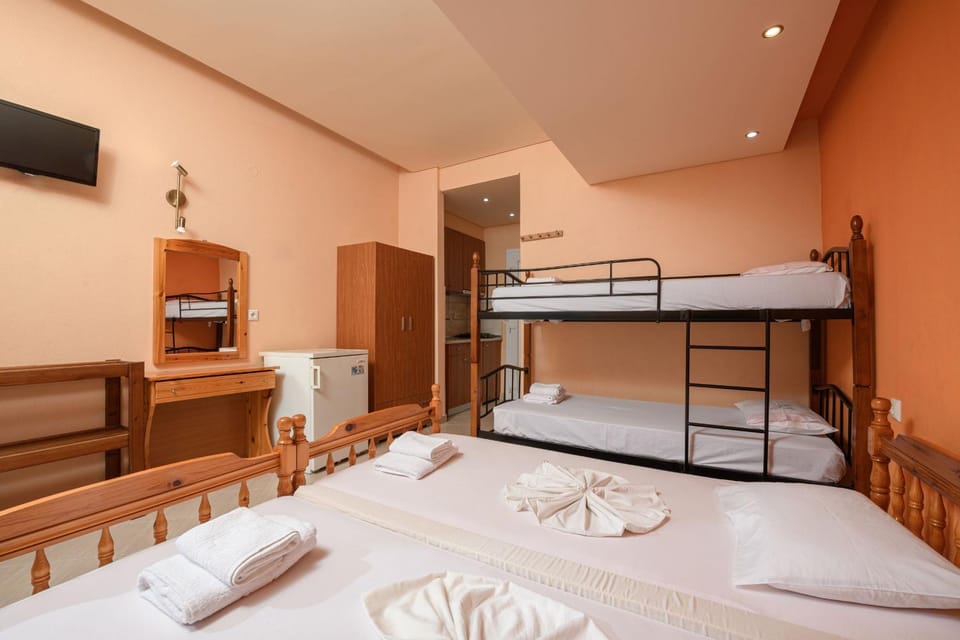 Bed, Photo of the whole room, bunk bed