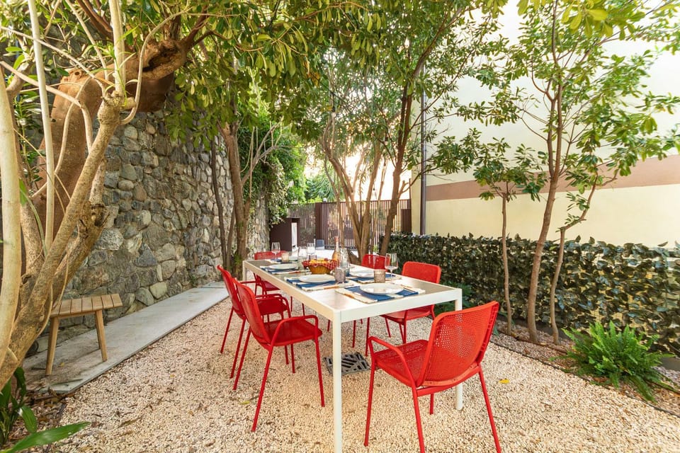 Day, Natural landscape, Garden, Dining area, Garden view