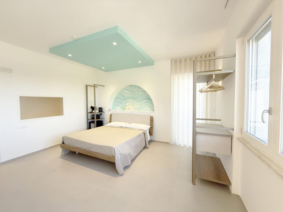 Bed, Coffee/tea facilities, Photo of the whole room, Bedroom, minibar, safe