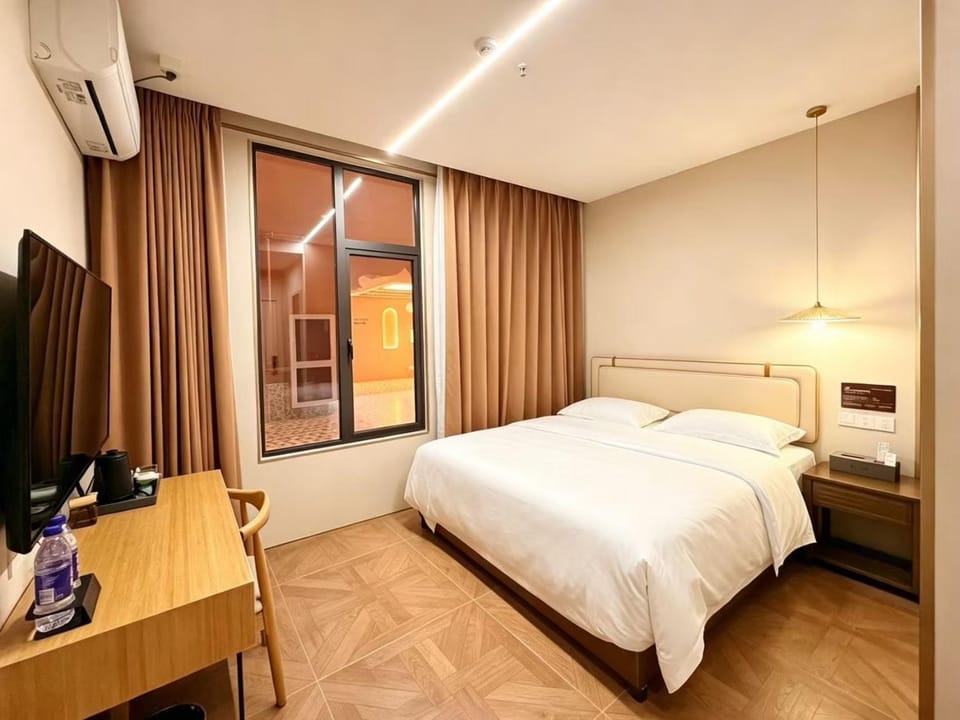 Bed, TV and multimedia, Photo of the whole room, Bedroom, air conditioner