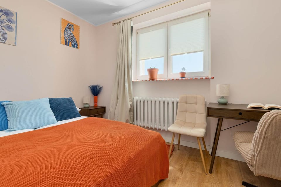 Bed, Photo of the whole room, Seating area, Bedroom