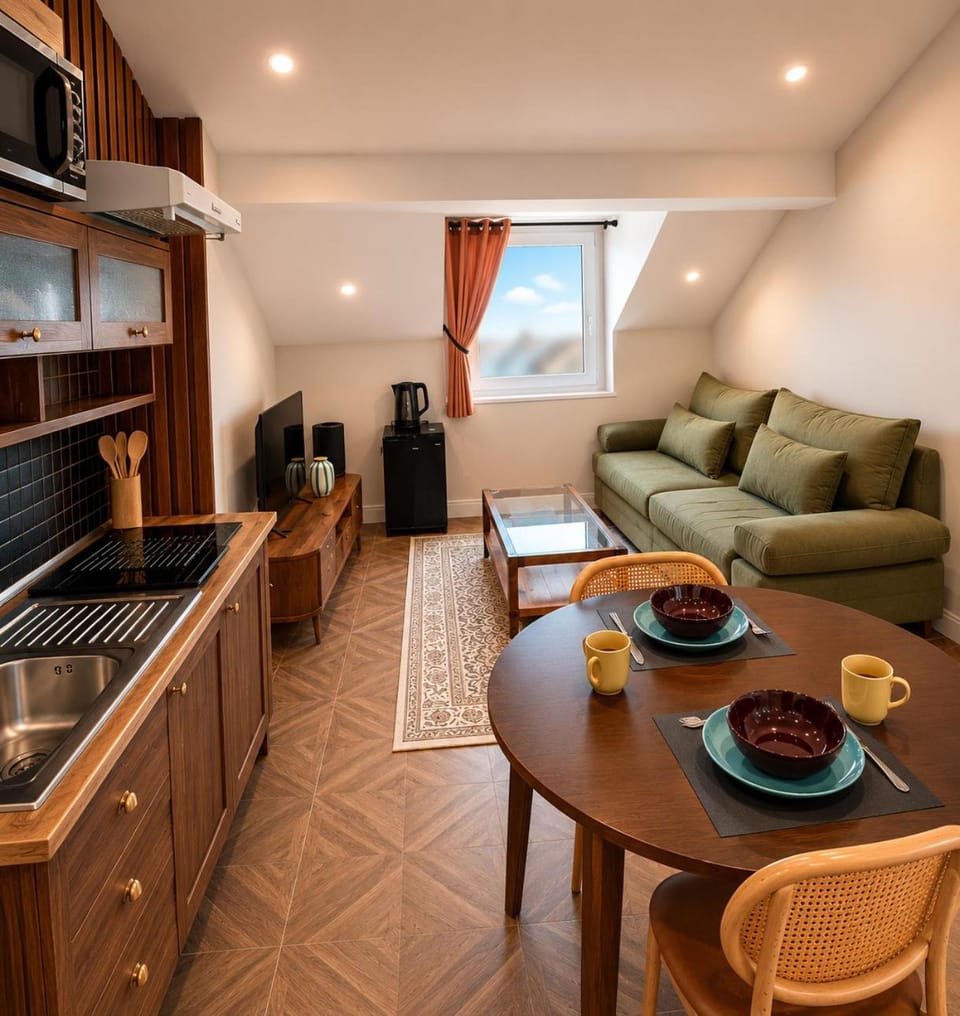 Kitchen or kitchenette, Living room, Seating area, Dining area