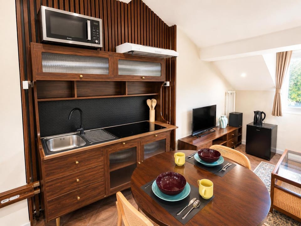 Kitchen or kitchenette, Dining area, stove