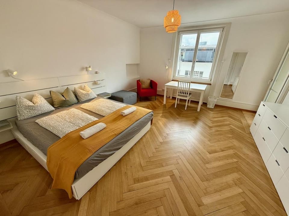 Bed, Photo of the whole room, Seating area, Bedroom