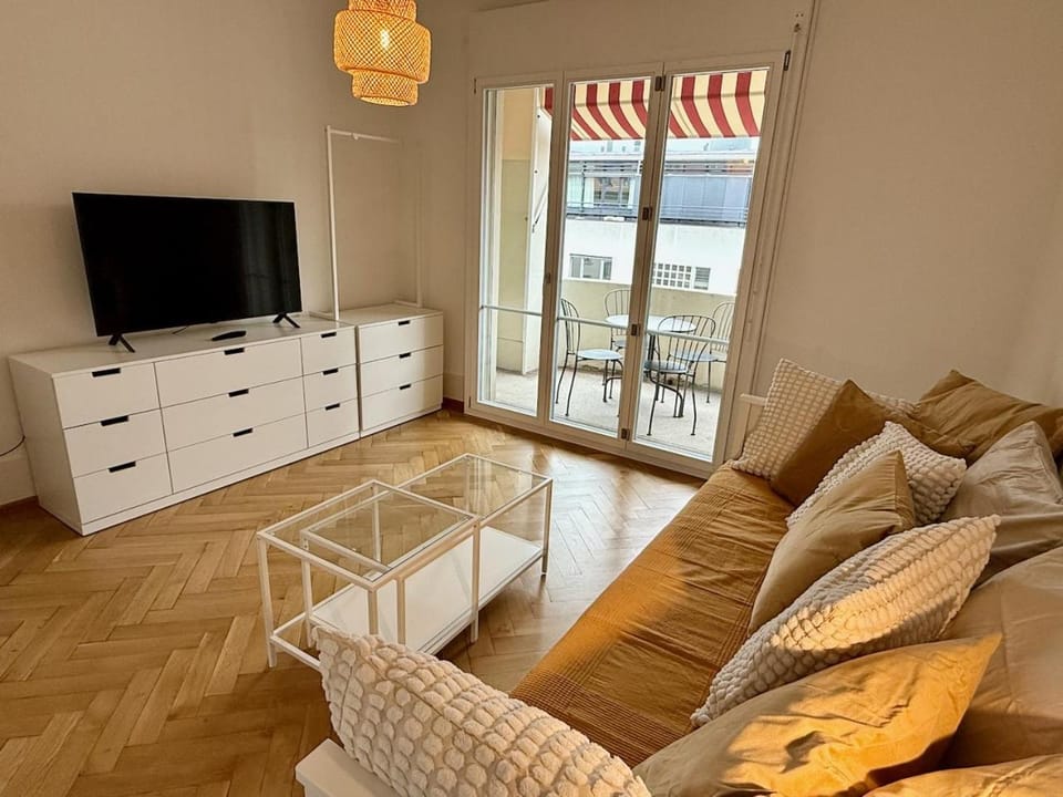 Bed, TV and multimedia, Living room, Seating area, Bedroom