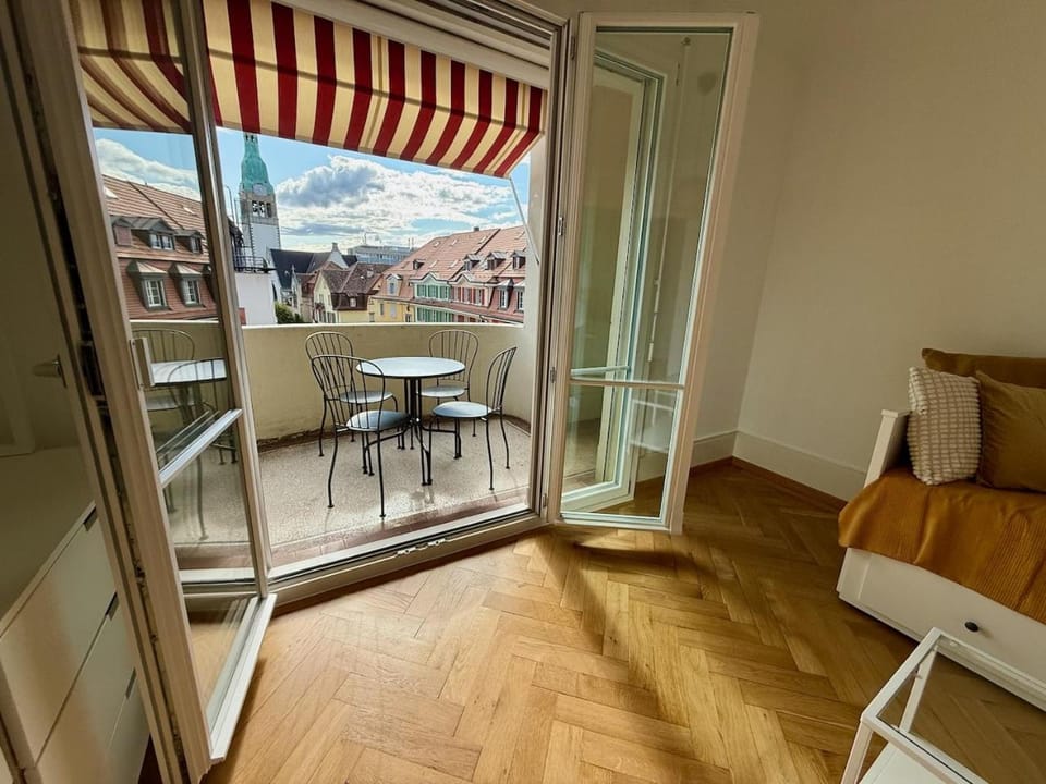 View (from property/room), Balcony/Terrace, Living room, Seating area