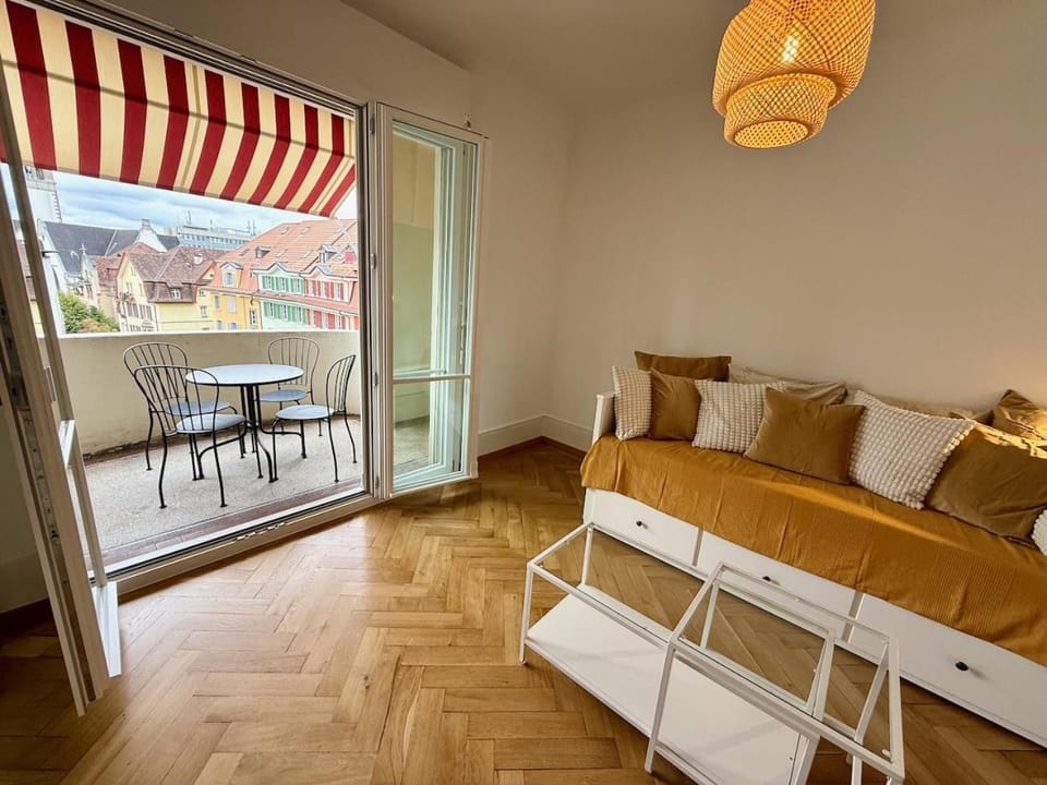 Bed, View (from property/room), Balcony/Terrace, Living room, Seating area, Dining area, Bedroom