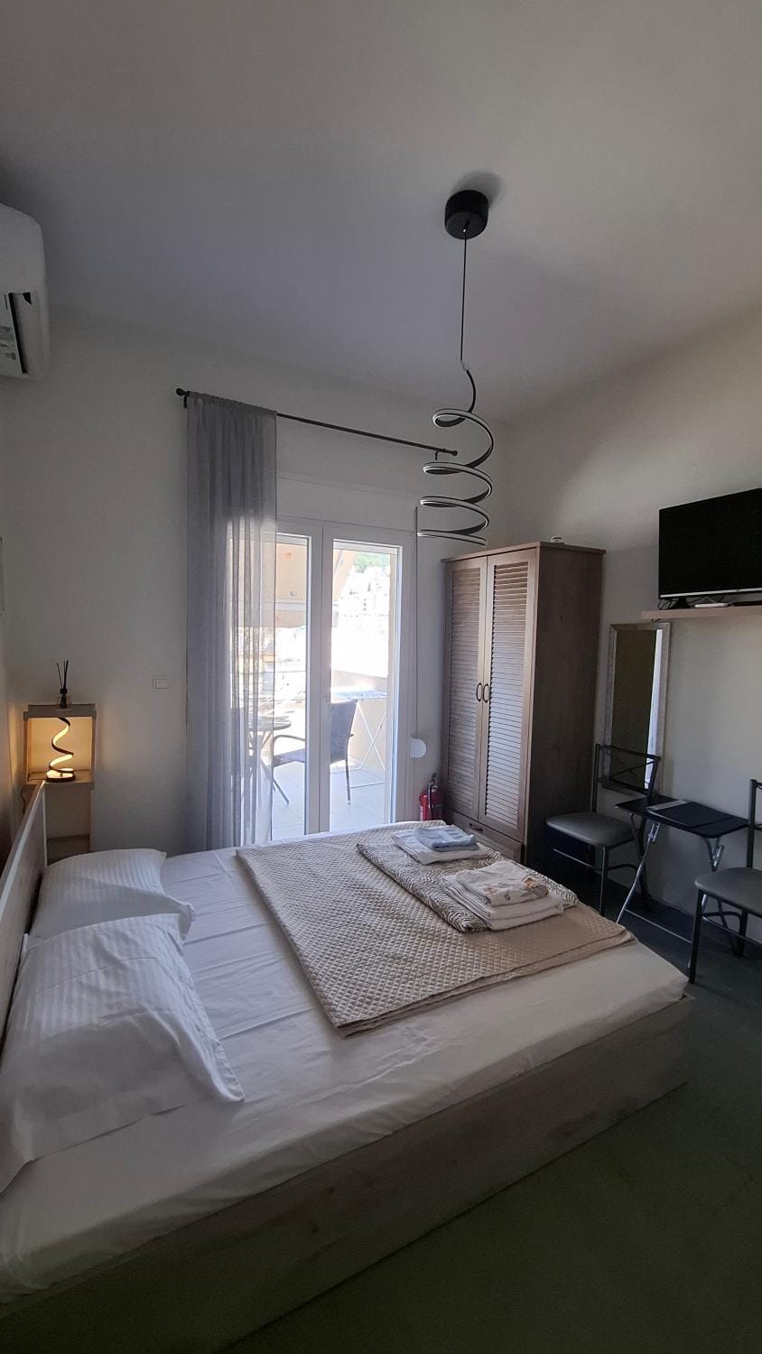 Bed, TV and multimedia, Photo of the whole room, Bedroom, towels, wardrobe