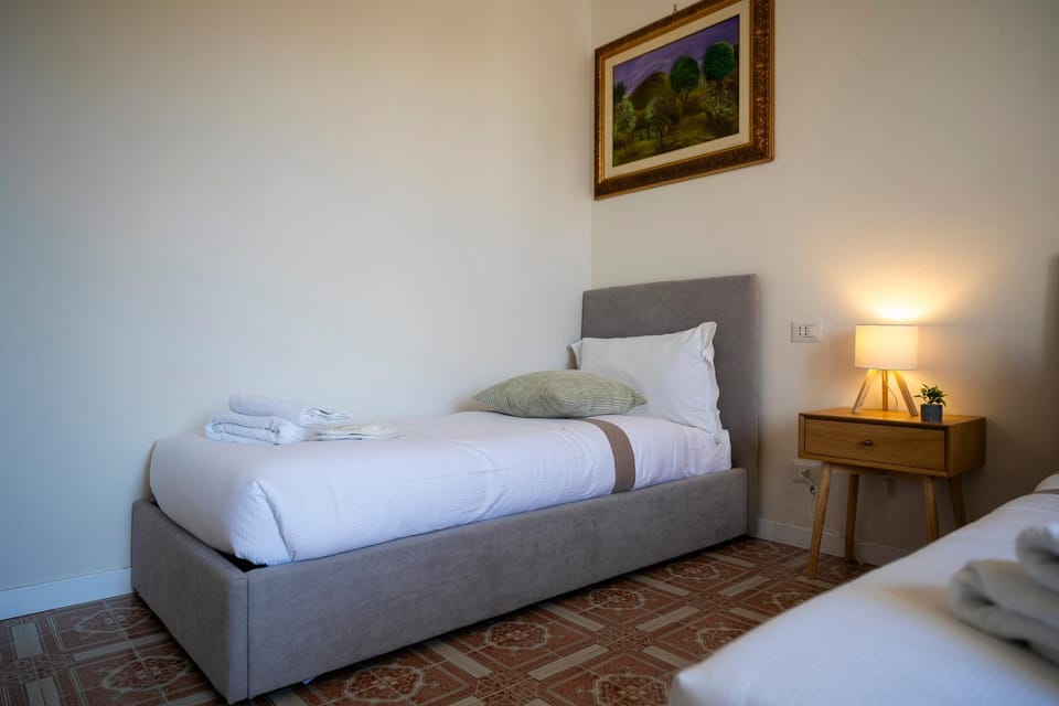 Bed, Bedroom, towels