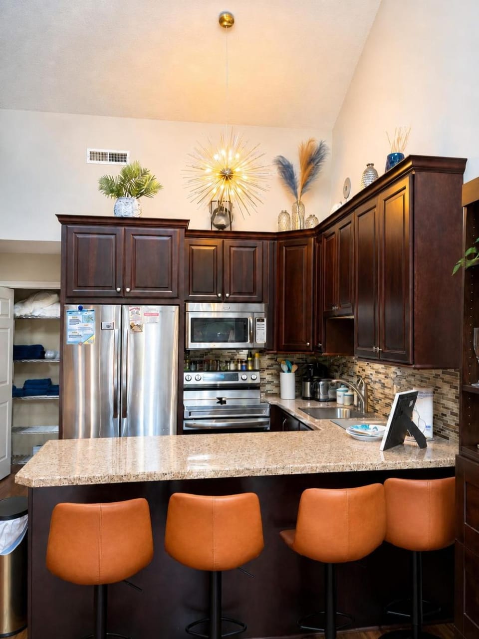 Coffee/tea facilities, Kitchen or kitchenette, dishwasher, oven, stove, toaster, kitchen