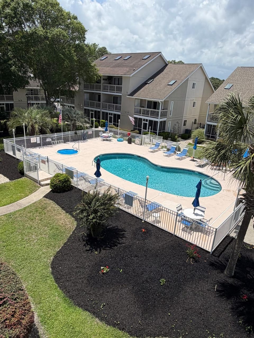 Property building, Day, Pool view, Swimming pool, sunbed