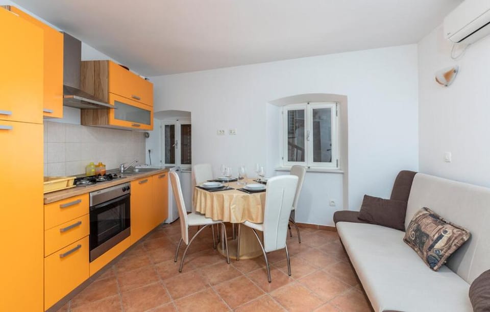 Seating area, kitchen
