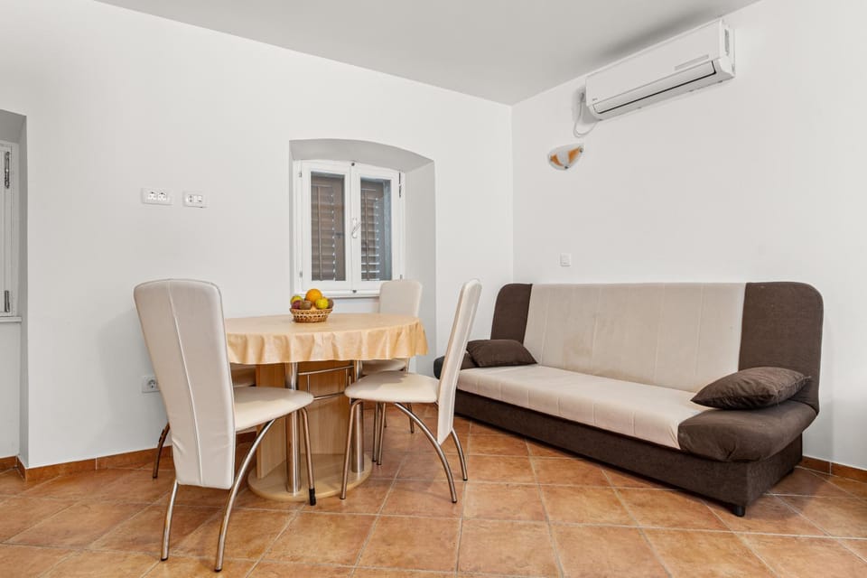 Living room, Dining area, air conditioner