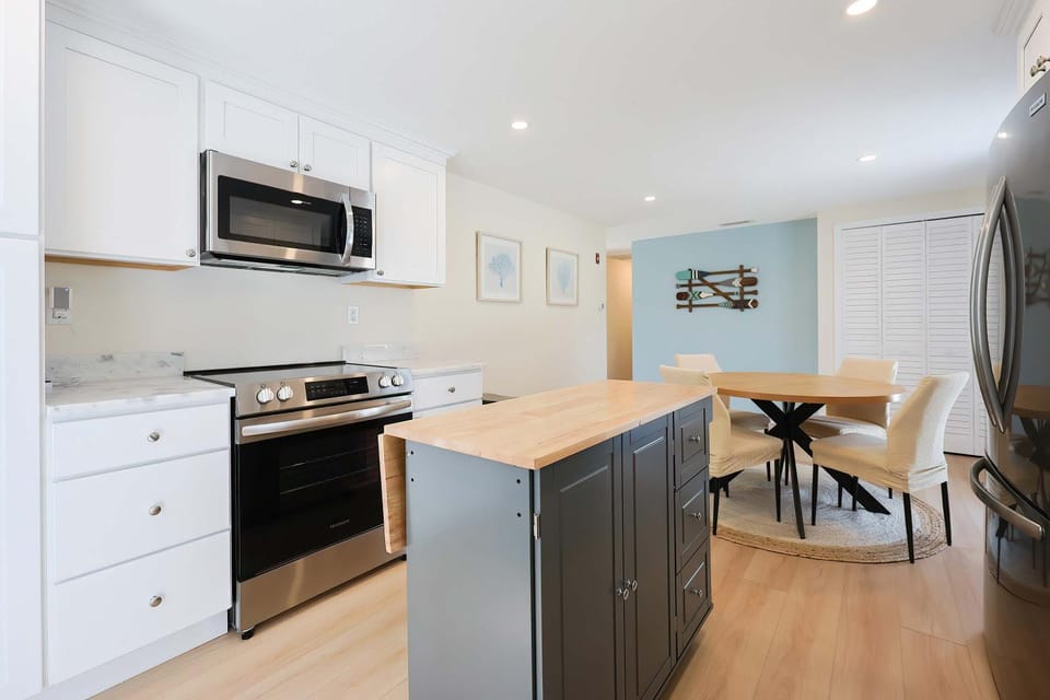 Prime Weeks Still Available, Renovated, Beaches! House in Yarmouth Port