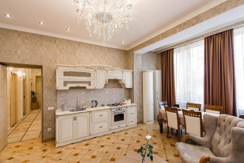 Kitchen or kitchenette, Seating area, Dining area
