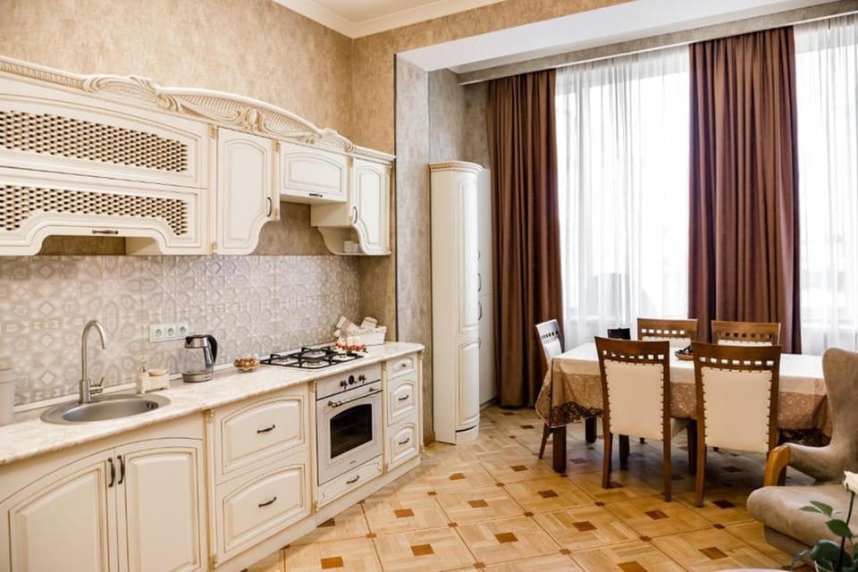 Kitchen or kitchenette, Dining area
