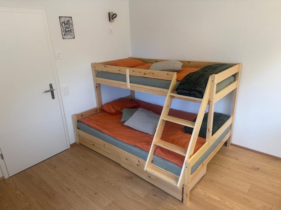 Bedroom, bunk bed