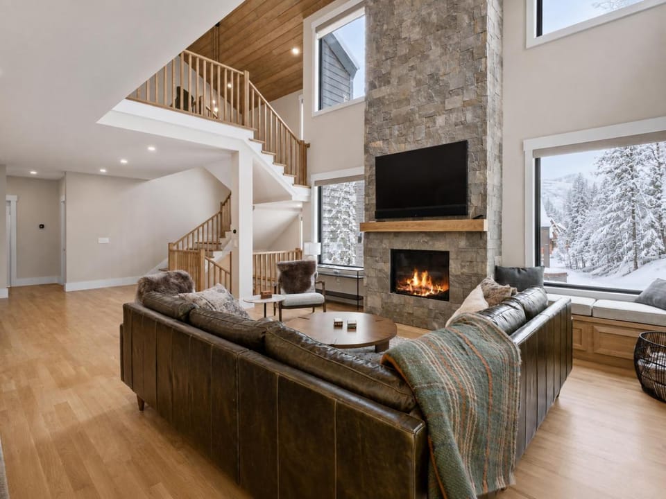 Luxury Lodge Ski-InSki-Out Hot Tub Sleeps 12 House in Woodstock