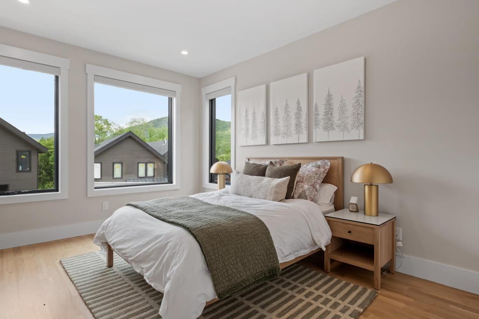 Luxury Lodge Ski-InSki-Out Hot Tub Sleeps 14 House in Woodstock