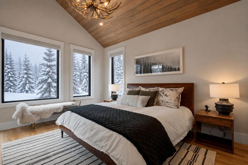 Luxury Lodge Ski-InSki-Out Hot Tub Sleeps 12 House in Woodstock