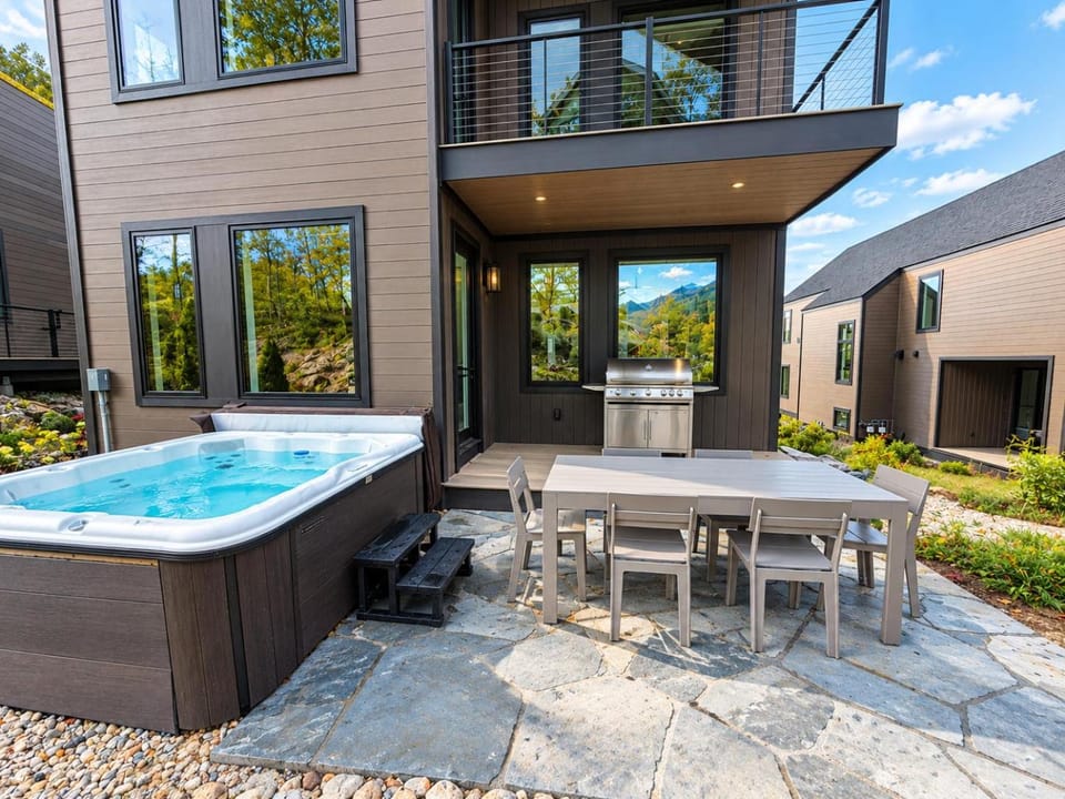 Luxury Lodge Ski-InSki-Out Hot Tub Sleeps 12 House in Woodstock