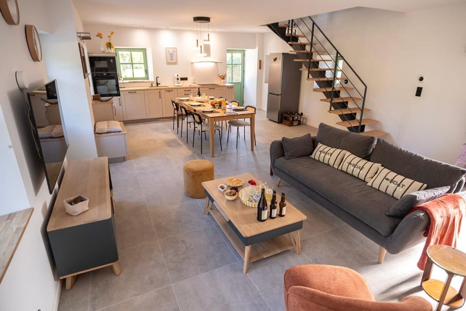 Living room, Dining area, Meals