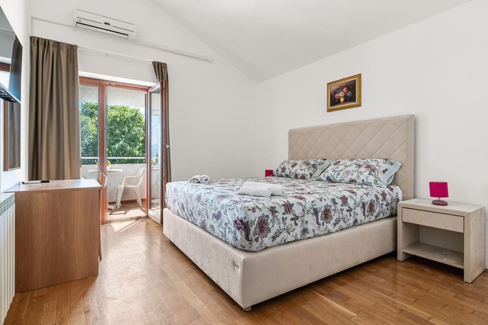 Bed, Photo of the whole room, Bedroom, air conditioner