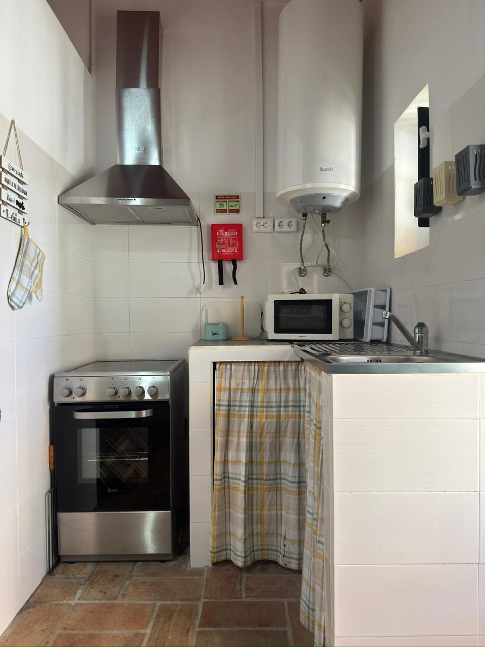 Coffee/tea facilities, Kitchen or kitchenette, microwave, oven, stove, toaster, washing machine