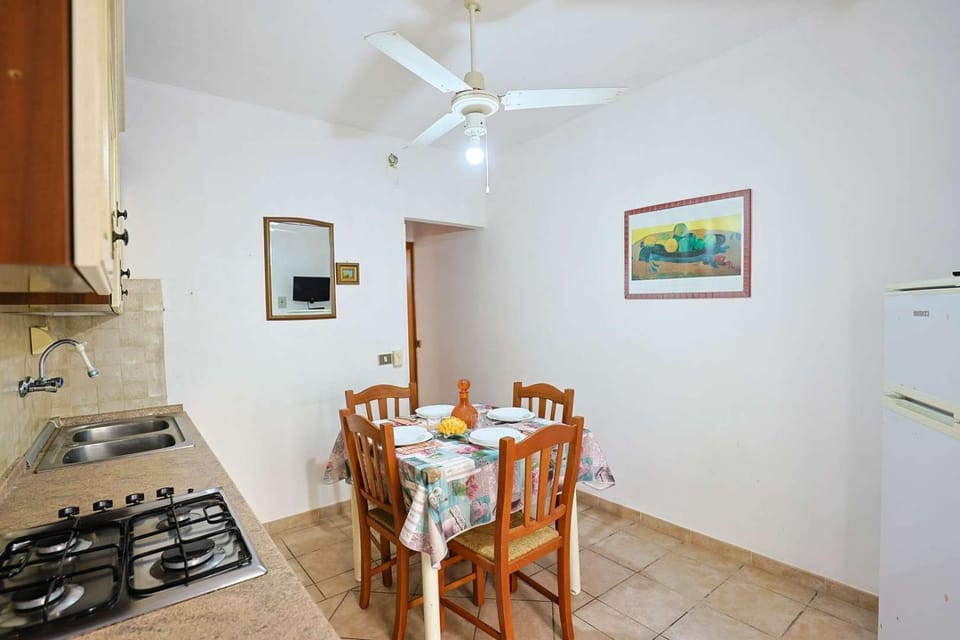 Kitchen or kitchenette, Dining area, fireplace, minibar, pet friendly, stove