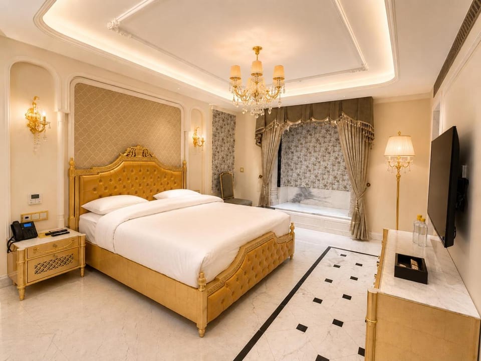 Bed, TV and multimedia, Bedroom