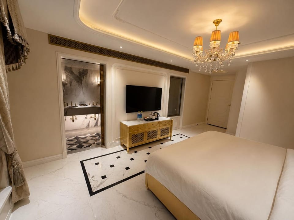 Bed, TV and multimedia, Photo of the whole room, Bedroom