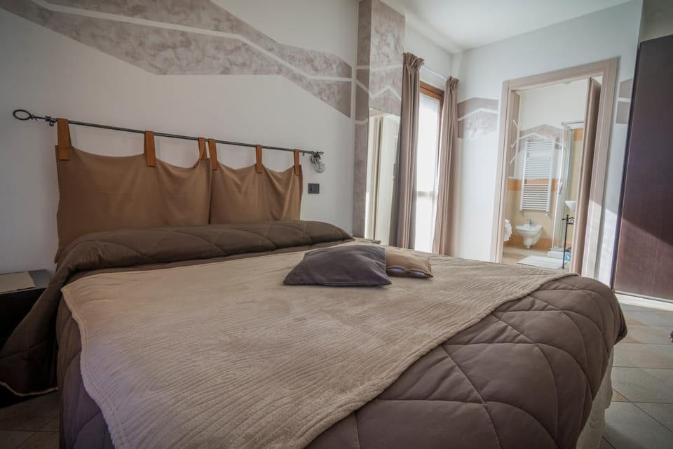 Bed, View (from property/room), Decorative detail, Floor plan, Pets, Garden view, Mountain view, Inner courtyard view