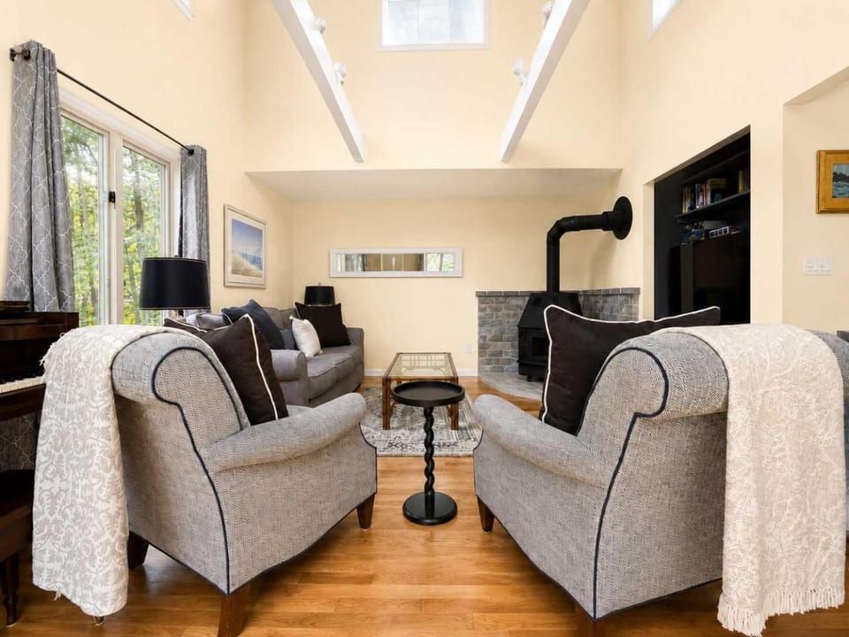 Families, Plenty Of Space, Summer Vibes Awaits House in Centerville