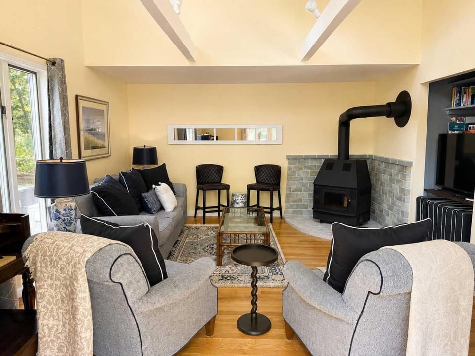 Families, Plenty Of Space, Summer Vibes Awaits House in Centerville