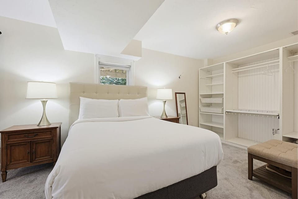Families, Plenty Of Space, Summer Vibes Awaits House in Centerville