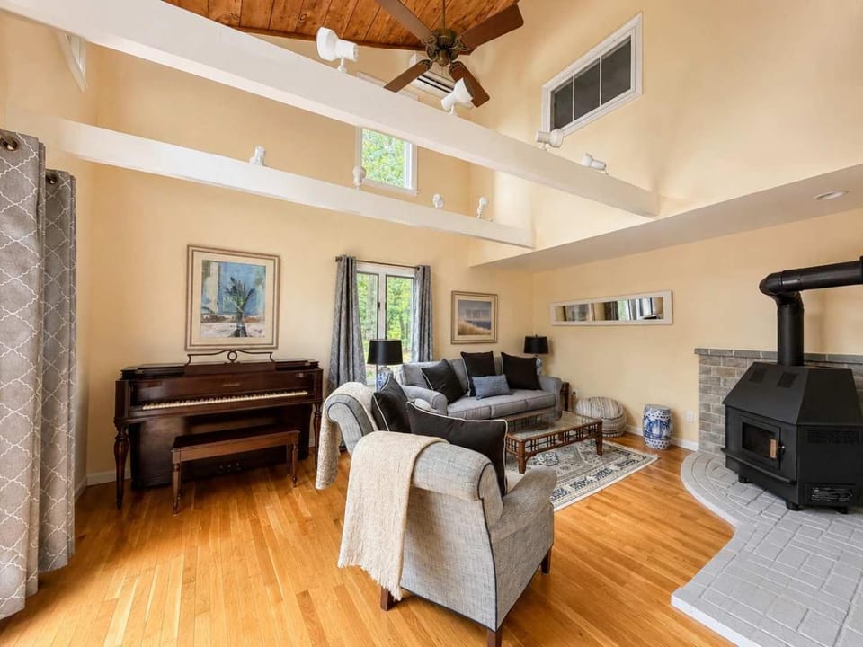 Families, Plenty Of Space, Summer Vibes Awaits House in Centerville