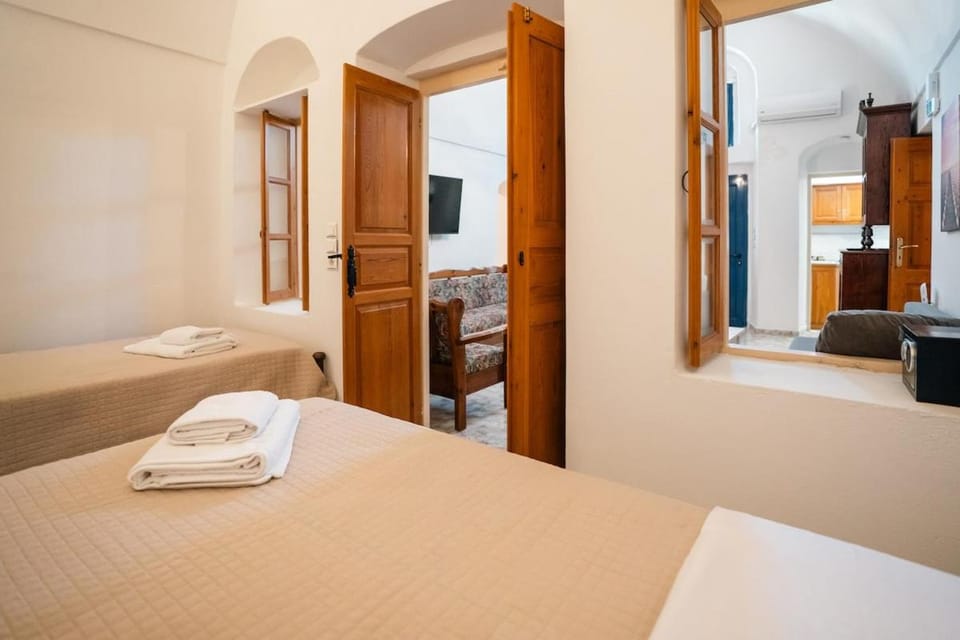Aura Santorini - The Retreat by ΜΡS House in Santorini