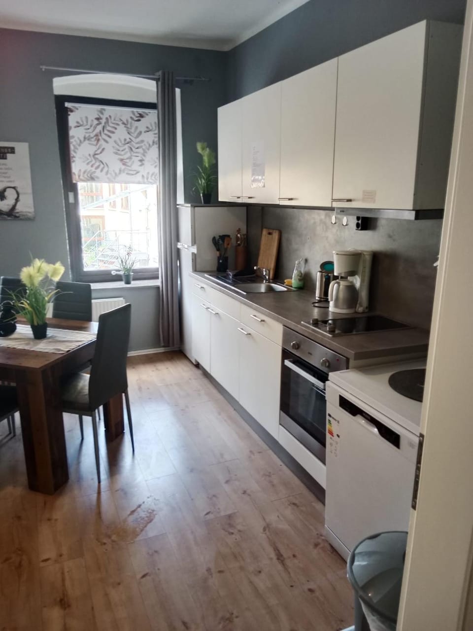 Coffee/tea facilities, Kitchen or kitchenette, Dining area, dishwasher, stove, kitchen, kitchen