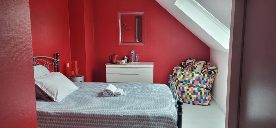 Bed, Bedroom, towels