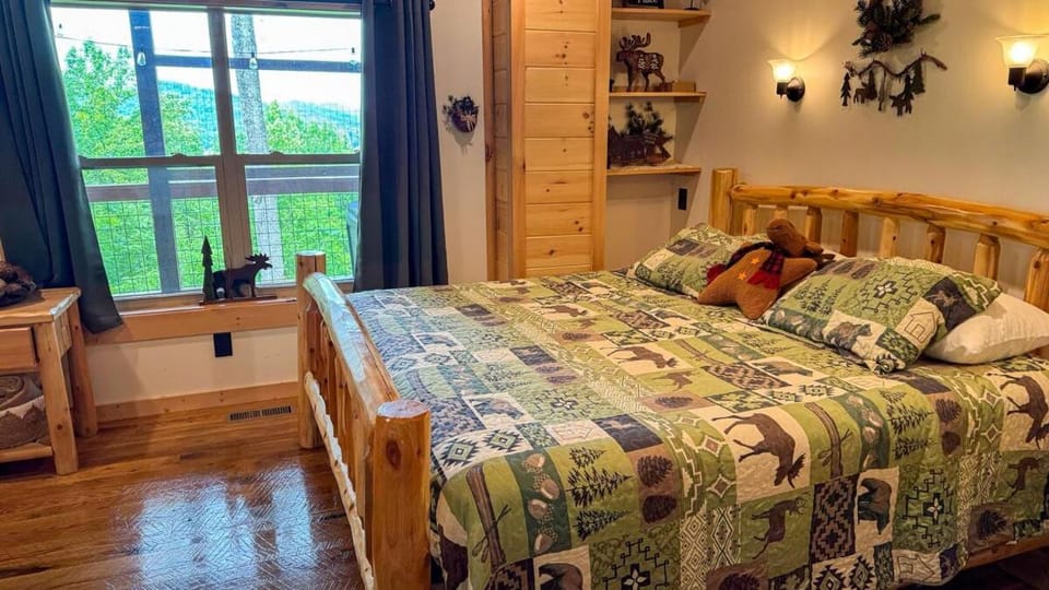 Wears Valley Log Cabin - Elegance, Comfort, Views Cabin in Sevier County